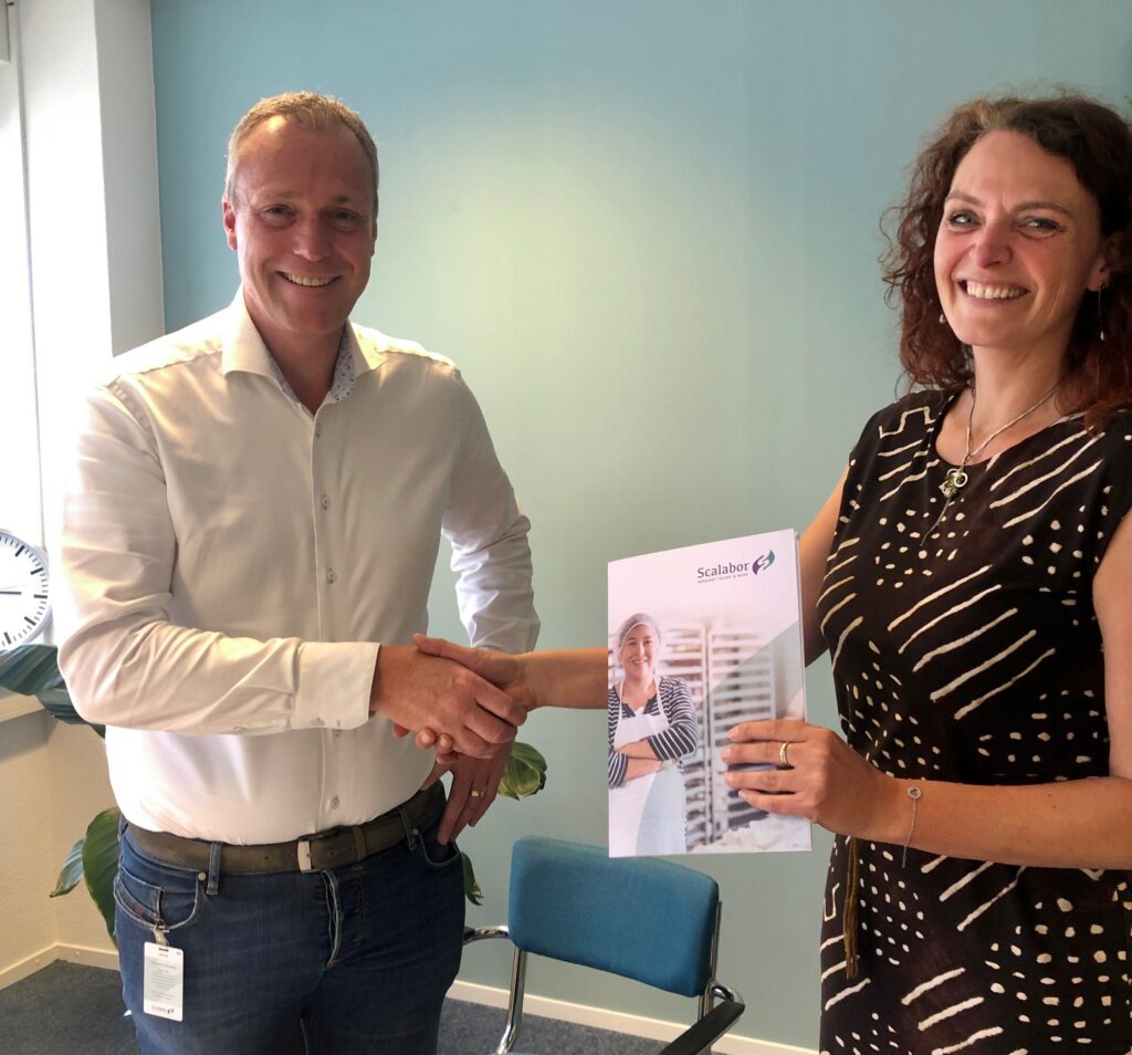 Manager detacheringen, Wendela Verkaik, zette samen met de directeur van stichting 2Switch, Onno in ‘t Veld, een handtekening onder de nieuwe samenwerkingsovereenkomst. 