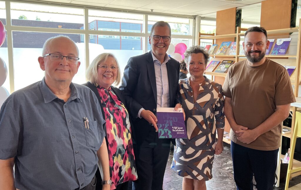 Overhandiging boek % jaar Scalabor door Marcel Hielkema aan wethouder Mark Lauriks, directeur van Rozet, Jenny Doest en collega Ben en Janneke van Scalabor