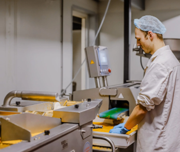 Jij maakt de lekkerste snacks met collega's voor cafetaria's in heel Nederland. Zoals de beroemde bamiballen.