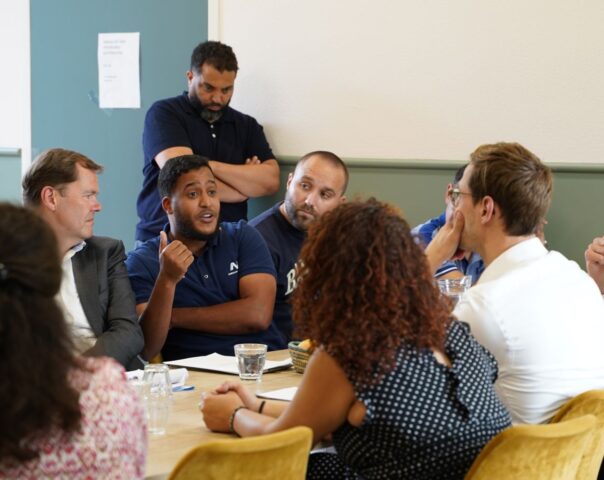 Ontvangst Staatssecretaris Nobel in Presikhaaf: Toelichting op integrale investeringen in onderwijs, werk, leefbaarheid en veiligheid in Arnhem-Oost met lokale partners.