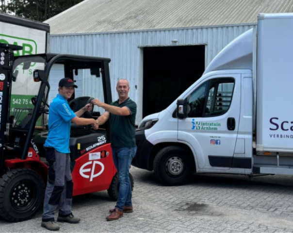 Nieuwe elektrovorkheftruck ontvangen bij Intratuin Arnhem Presikhaaf. Dank aan René Heupink van Esra Intern Transport voor de aflevering!